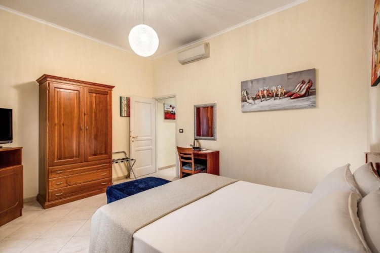 Standard Triple room