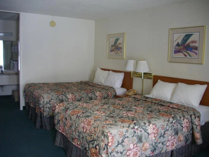 Macomb Inn