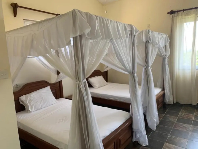4 Bed Flat - Sleeps 8 - Pets - Pool - Parking