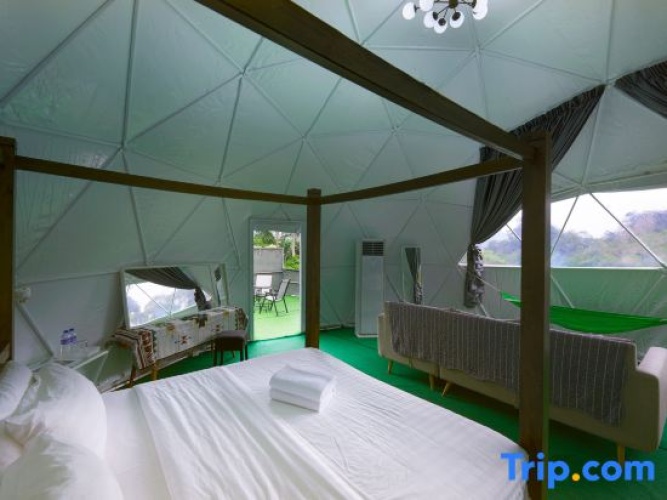 Standard Sextuple Family room
