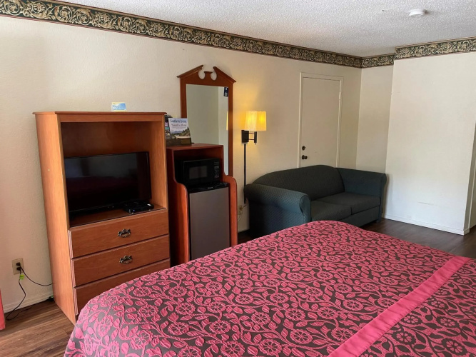 Days Inn & Suites by Wyndham Marshall