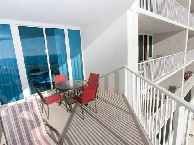 Lighthouse 304 - 3 Br condo by RedAwning