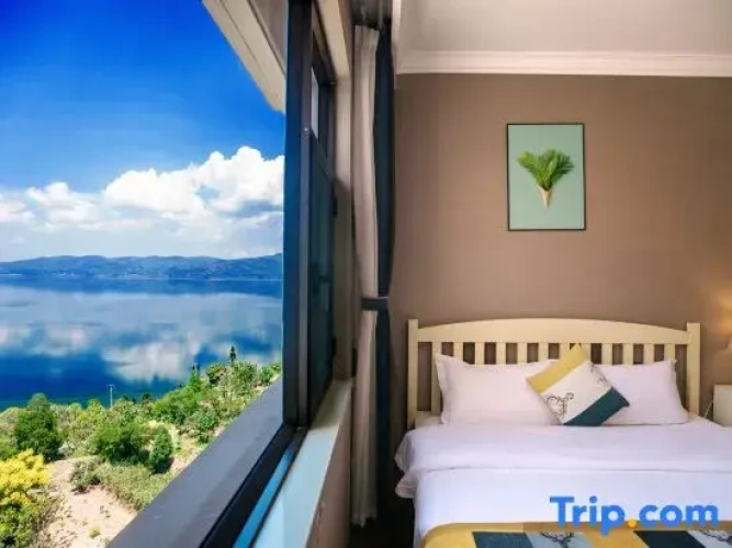 2 Bedrooms Deluxe Suite with lake view