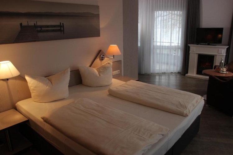 Standard Double room with balcony and with lake view