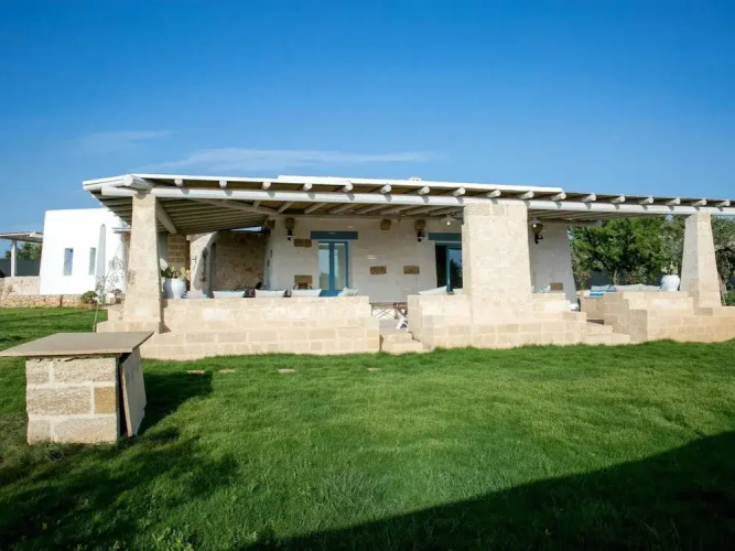 Luxurious Villa in Torre Suda with Hot Tub