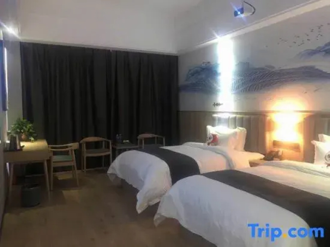 Ledong Longrun Hotel (Flo Town)