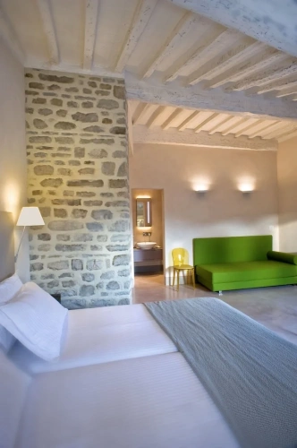 Standard Triple room with courtyard view