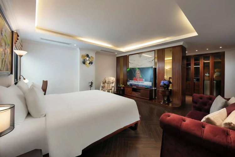 May de Ville Crown Hotel