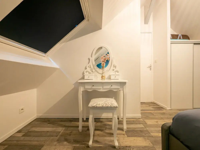 Chic Apartment Near City Center