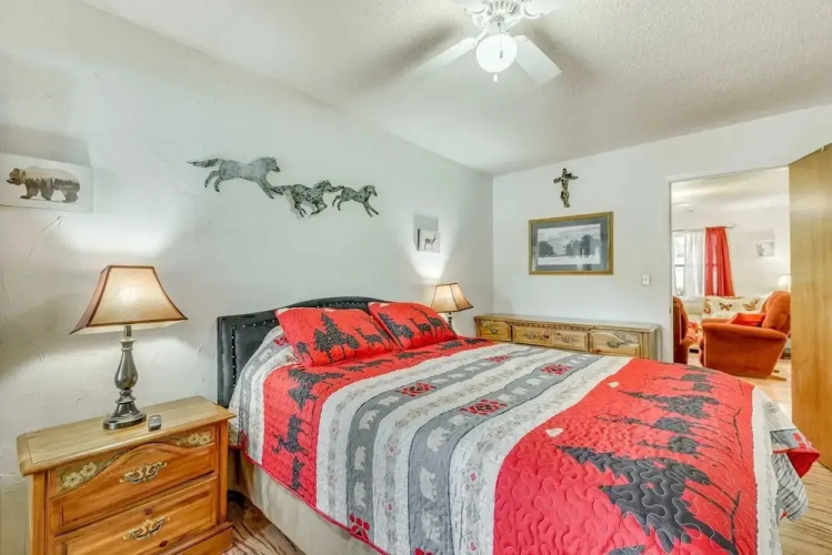 Eagle's Nest - Hot Tub, Deck & Prime Location 2 Bedroom Cabin