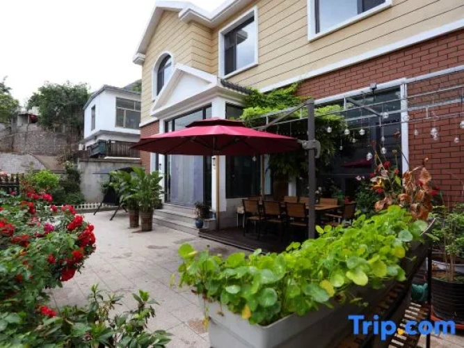 5 Bedrooms Villa