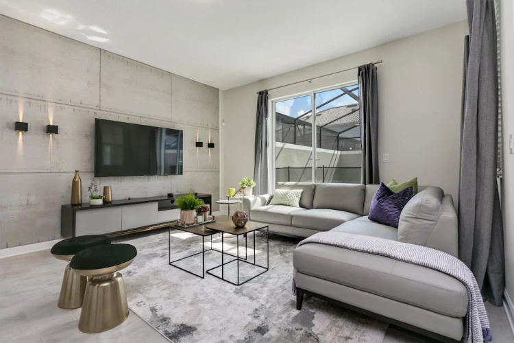 4bed 3Ba Storey Lake Home w. Pool
