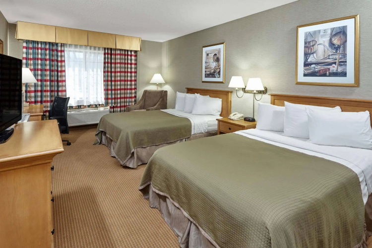Howard Johnson Plaza Hotel by Wyndham Madison