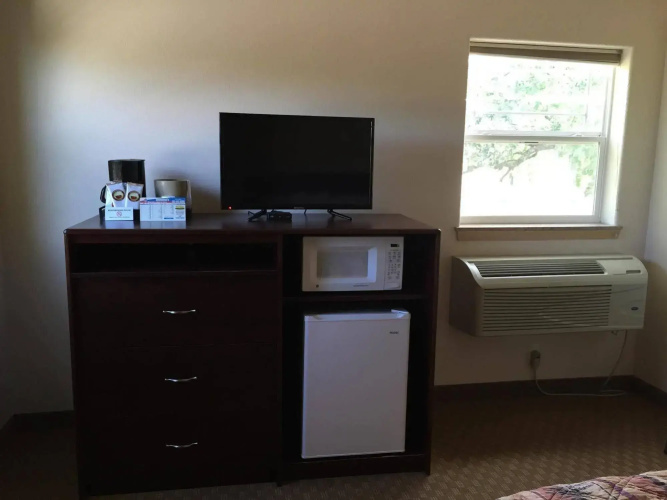 Price Pointe Inn