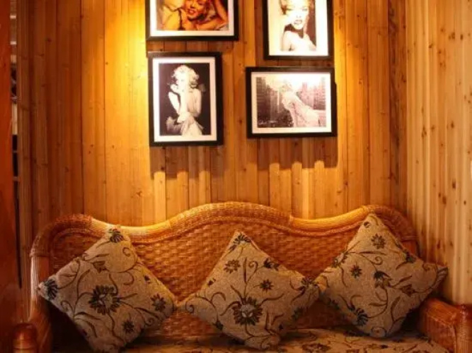 Dragon's Den Hostel
