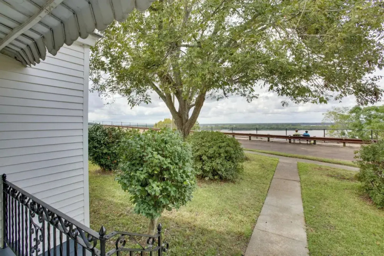 Charming Cottage w/ Mississippi River Views!