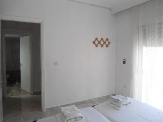 Leonidas Apartments