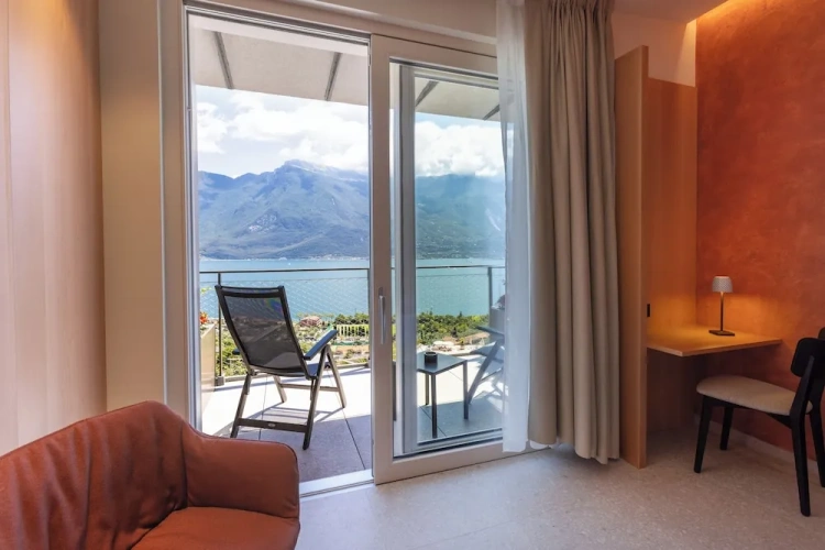 Superior Double room with balcony and with lake view