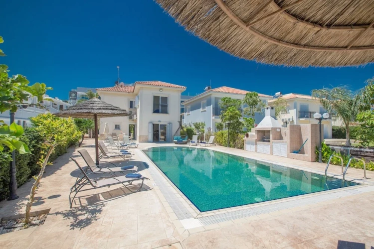 4 Bedrooms Villa with garden view