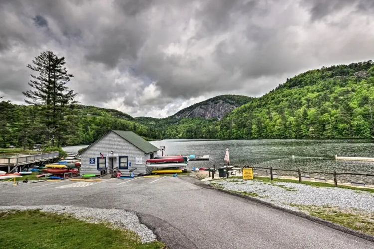 Cozy Retreat w/ Deck & Sapphire Resort Access!