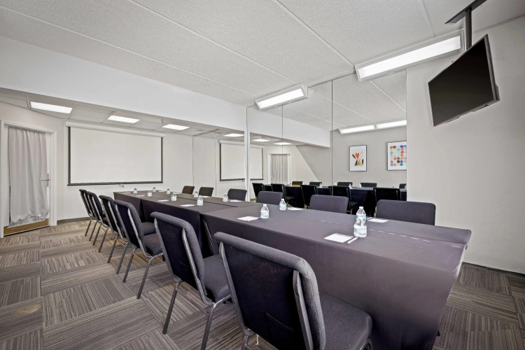 La Quinta Inn & Suites by Wyndham Miami Airport West photo 17