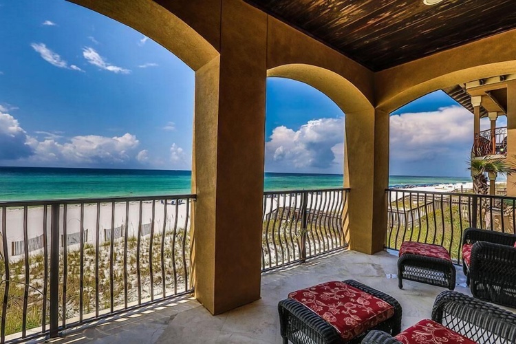 4 Bedrooms Cottage beachfront