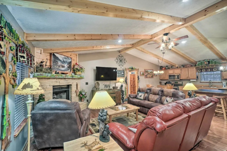 Woodsy Pigeon Forge Hideaway: Private Hot Tub