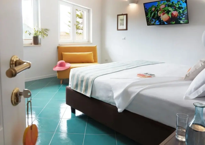 Standard Triple room with courtyard view