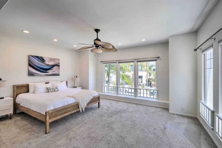 Oceanside Home w/ Rooftop Patio - Steps to Beach!