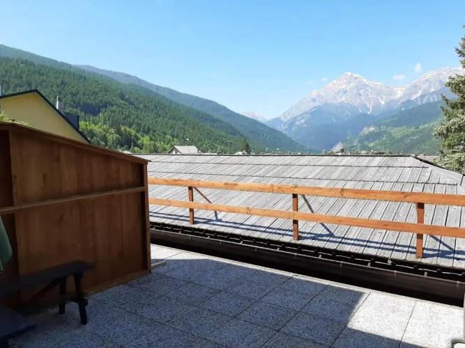 Apartment with garden view