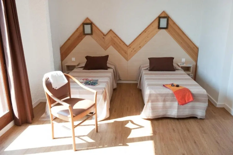 Standard Twin room with lake view