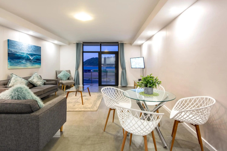 uSHAKA WATERFRONT - SPACIOUS SUBLIME STUNNER