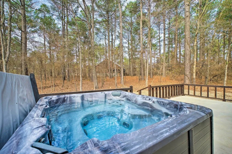 Chic Broken Bow Escape w/ Hot Tub & Fire Pit!