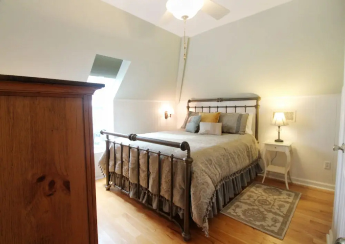 Tudor Oaks Inn