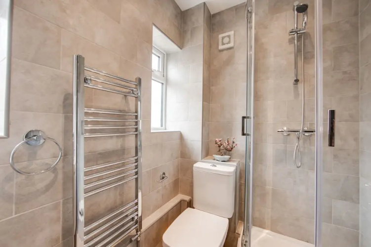 4 Bed - Sleeps 6 - Private Garden - Free Parking