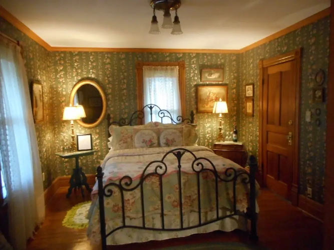 Applesauce Inn B&B