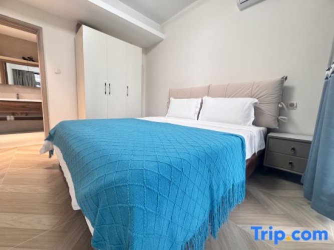 1 Bedroom Business Suite