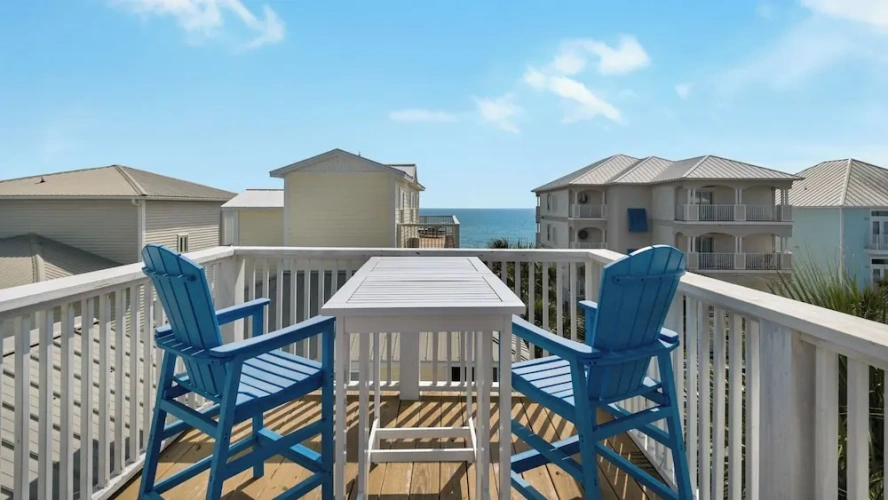 Cottage with balcony and with ocean view