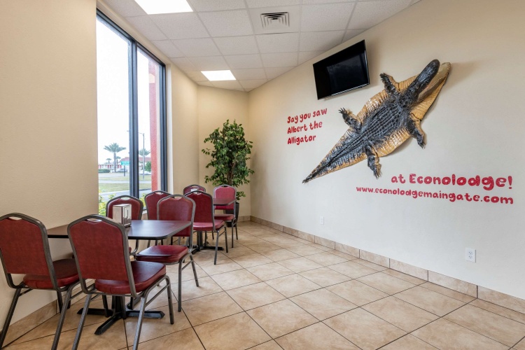 Econo Lodge Inn & Suites Maingate Central photo 17