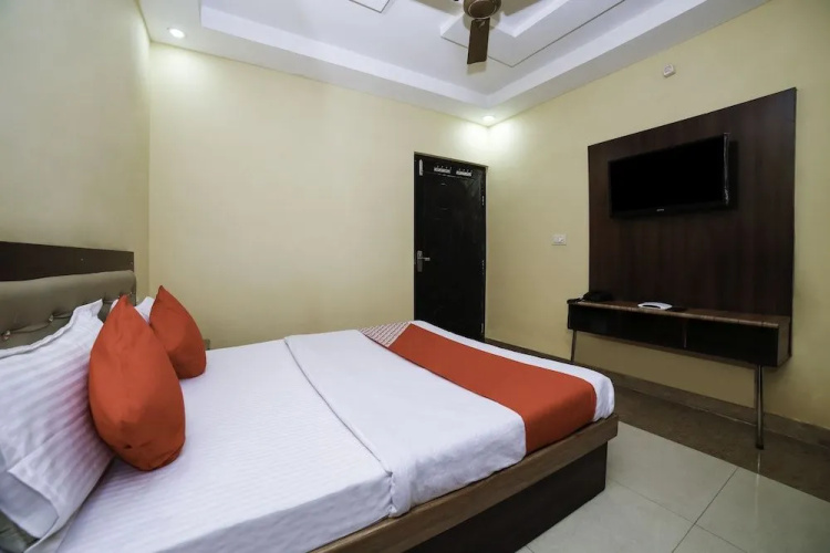 OYO 27825 Hotel Royal