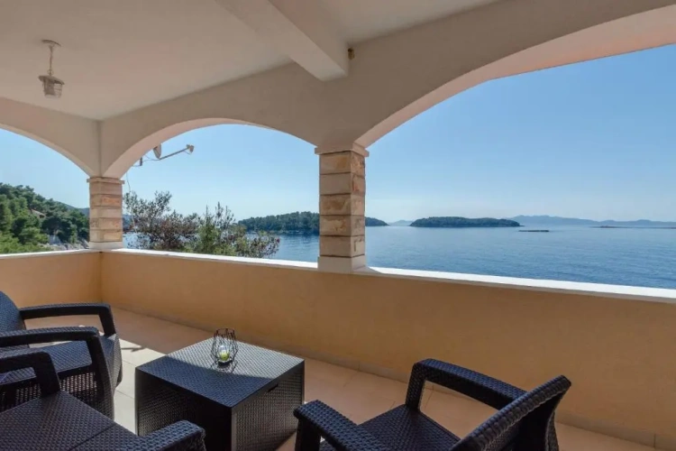 3 Bedrooms Apartment