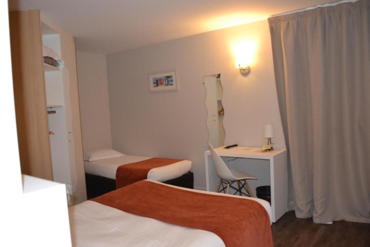 Standard Triple room
