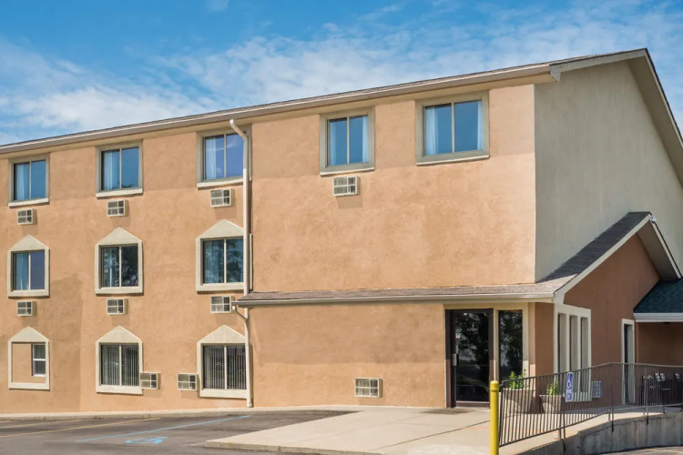 Super 8 By Wyndham Columbus/edinburgh - Columbus, IN