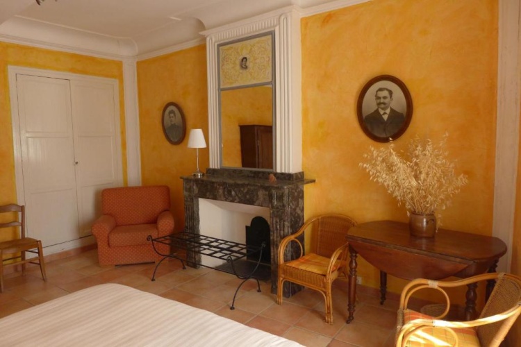 Standard Triple room