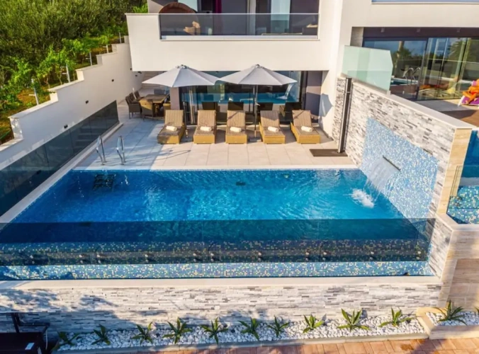 4 Bedrooms Villa