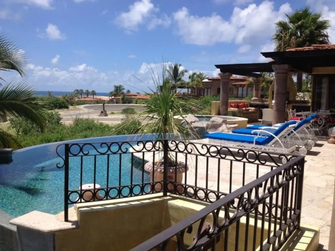 5 Bedrooms Villa