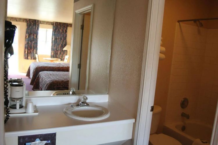 Lakeside Inn & Suites by OYO Mathis I 37