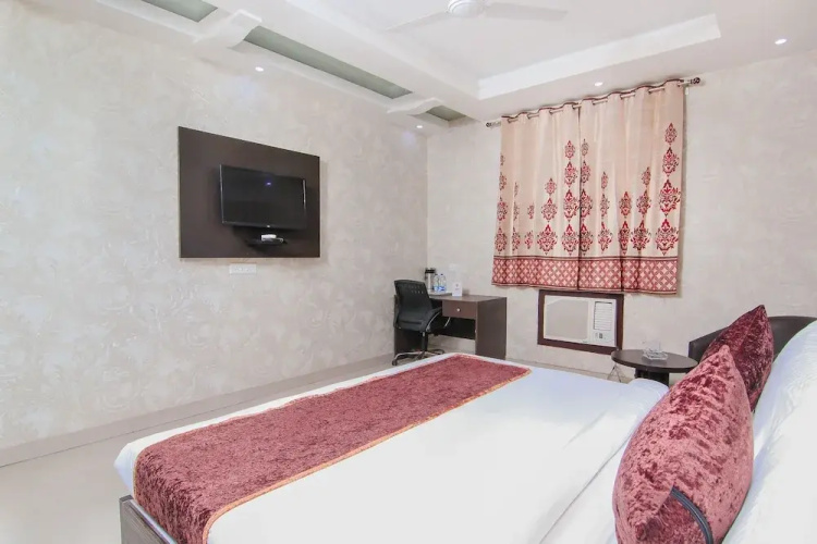 OYO 11532 Hotel SR Grand