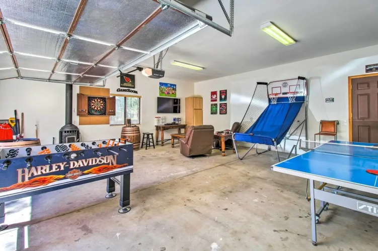Pinetop Retreat w/ Fire Pit & Game Room!