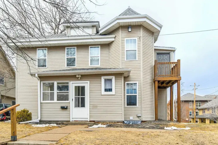 Walkable Location: Welcoming Unit in Omaha